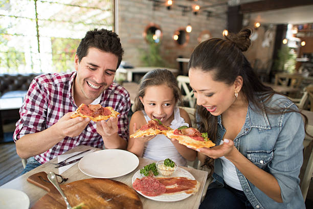 Familia feliz compartiendo pizza
